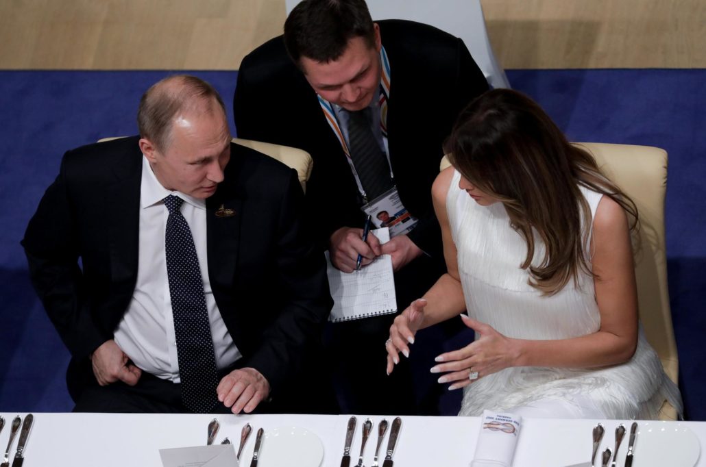 Opušteni razgovor Putina i Melanie za večerom