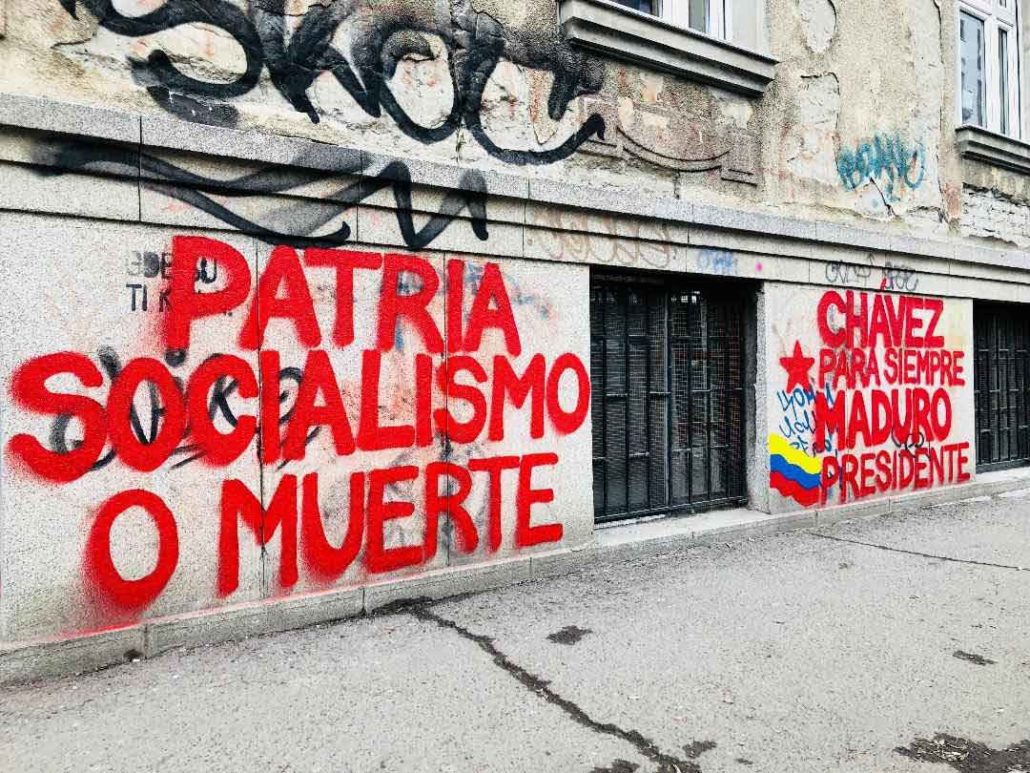 Grafiti u Srbiji - podrška narodu Venecuele: "Otadžbina ili smrt", "Chavez Zauvek", "Predsednik Maduro" samo su neki od grafita koji su preplavili Srpsku Atinu, Novi Sad.